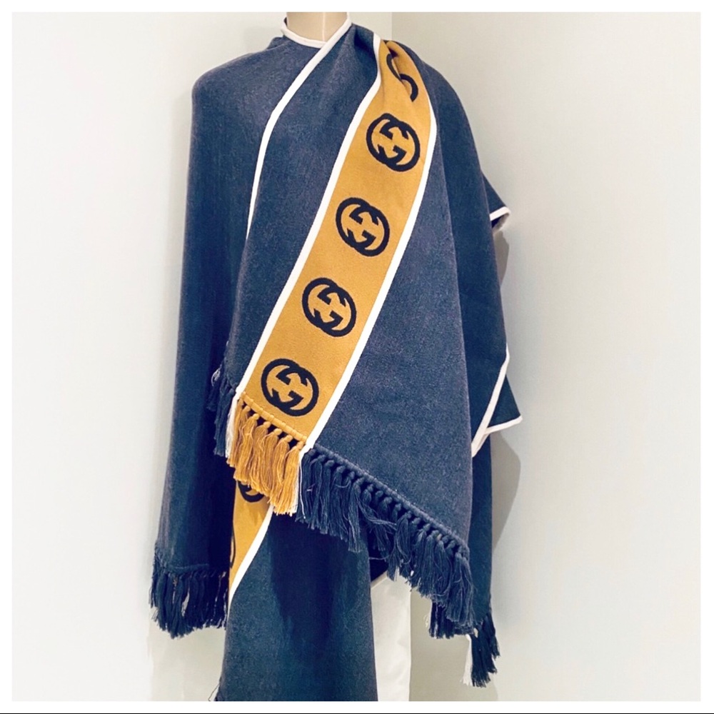 GUCCI REVERSIBLE UNISEXI INTERLOCKING GG CAPE. - Picture 2 of 13